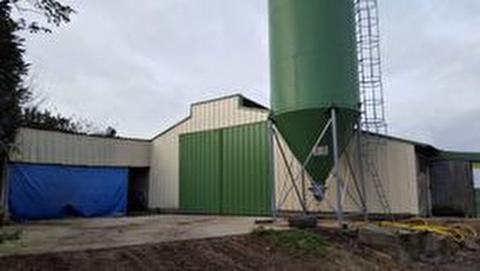 MORBIHAN - 3 100 M2 OF POULTRY OF CHAIR ON 60 HA